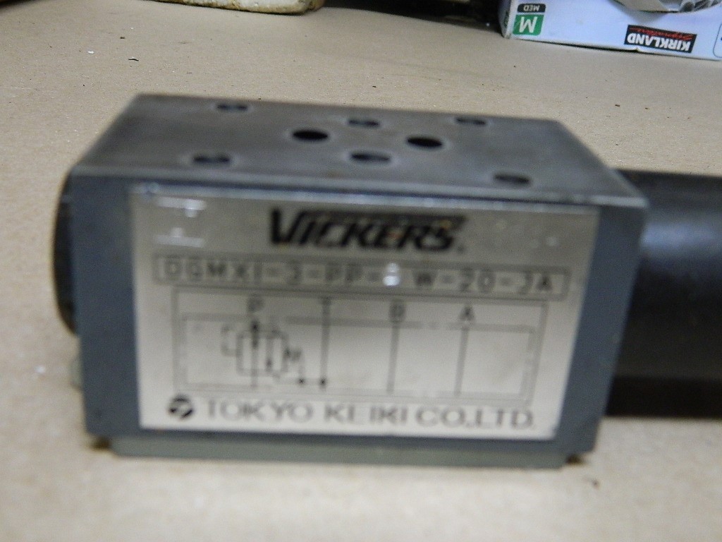 Vickers DGMXI-3-PP-8W-20-JA Pneumatic Solenoid Valve 4-Way LOT # 15