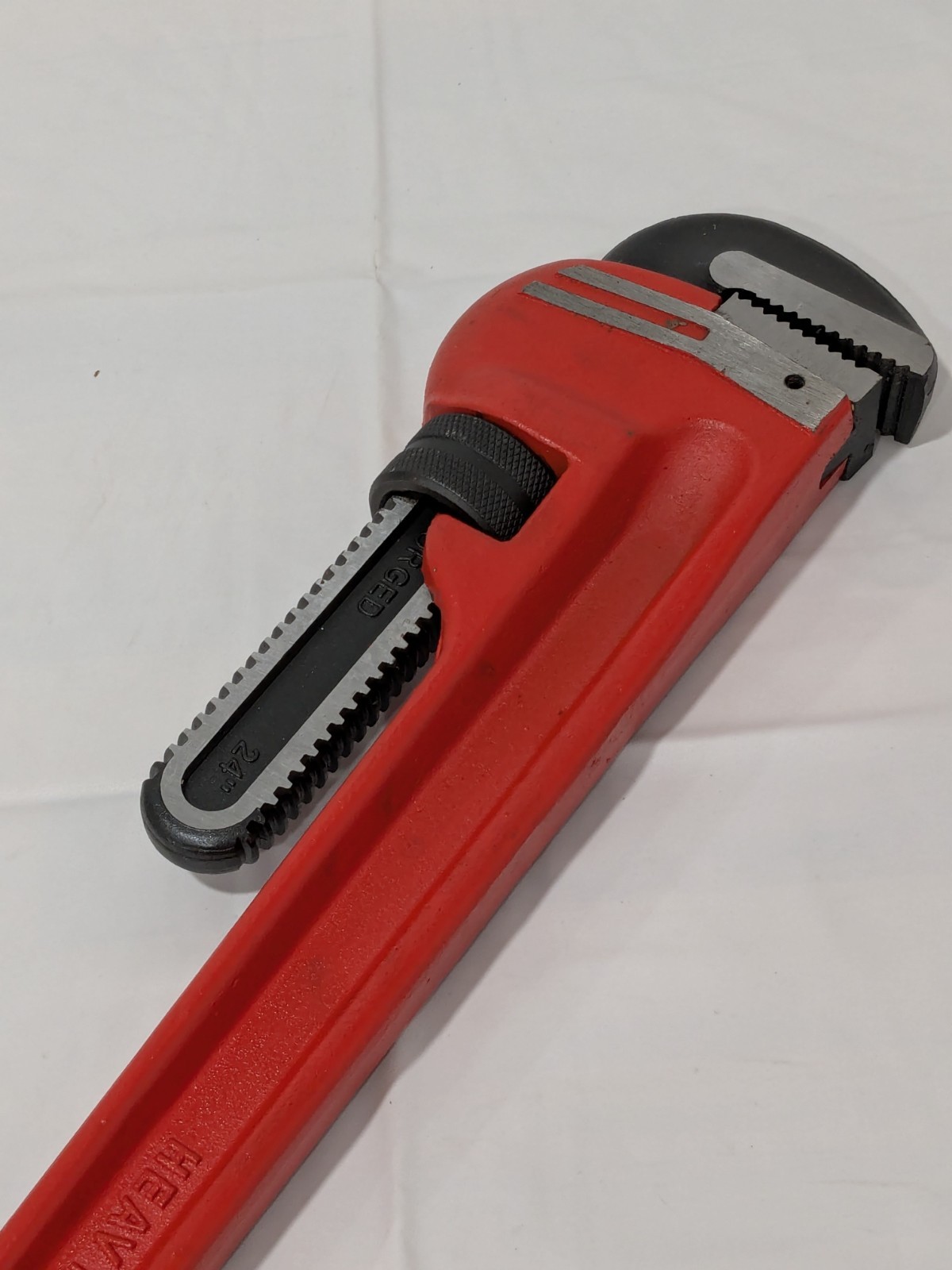 PRO-SOURCE Straight Pipe Wrench: 3″ Max, 24″ OAL, Cast Iron TD0509A 24″