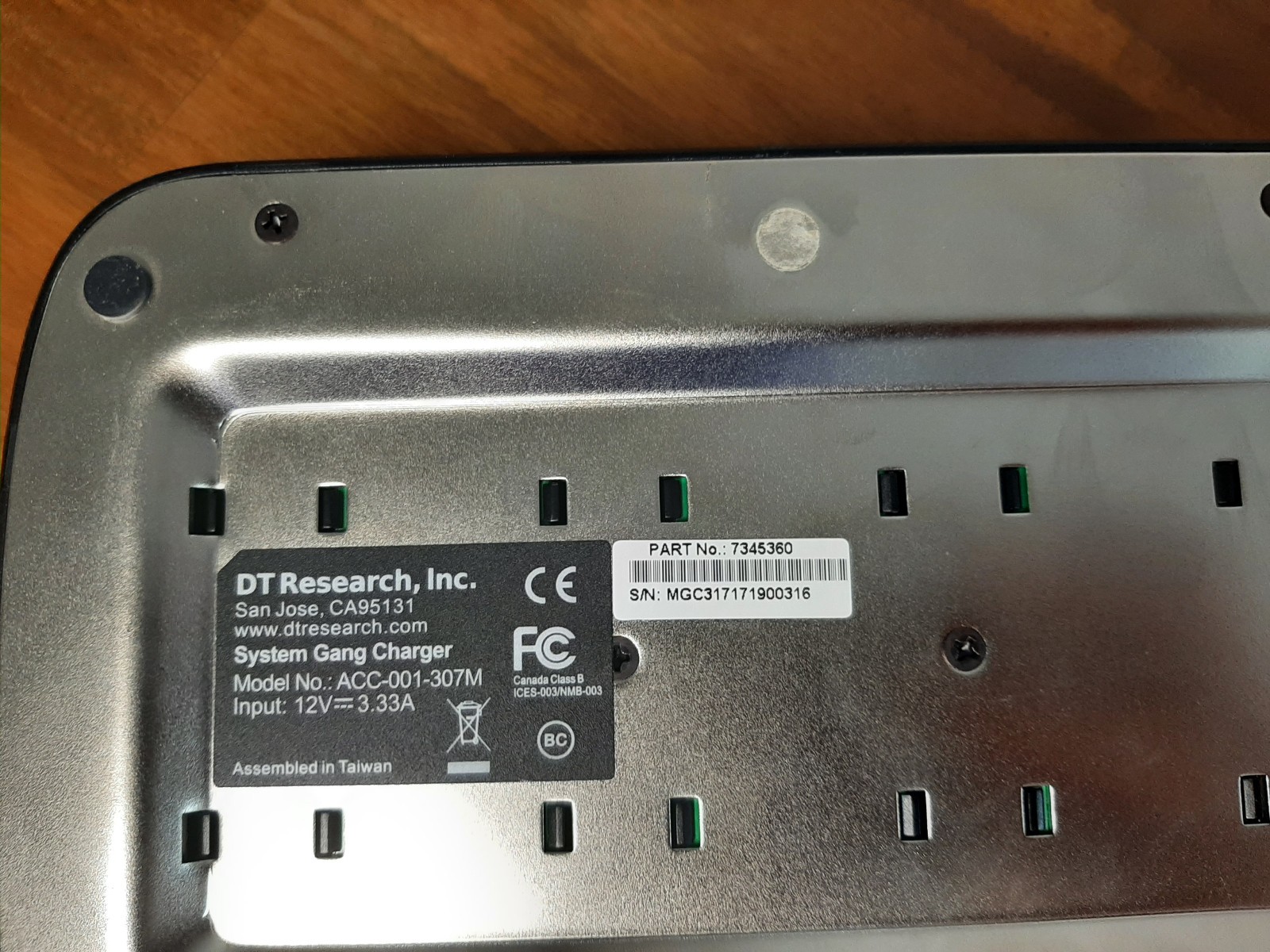 ORACLE MICROS 734360 ACC-001-307M 4-BAY 721 721P TABLET BATTERY CHARGER DT317CR