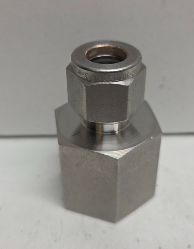 NEW NO BOX! SWAGELOK 3/8″ TUBE OD X 1/2″ FNPT STAINLESS CONNECTOR SS-600-7-8