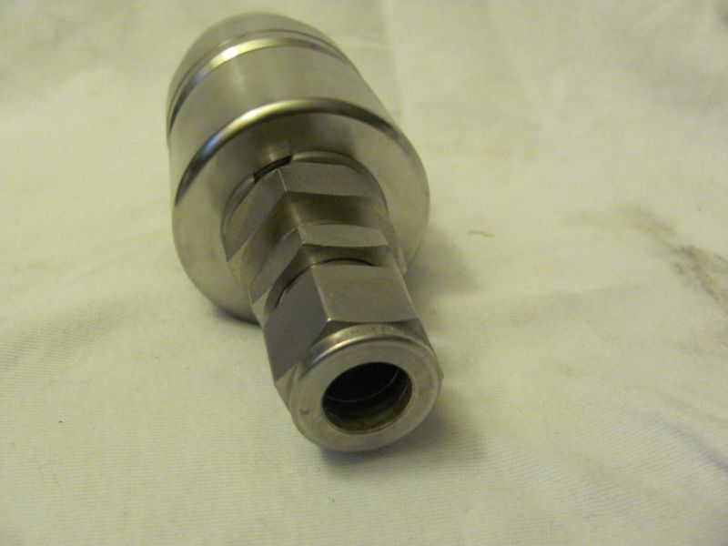 Swagelok SS-QTM8A-B1-810 Stainless Sealed Quick Connect Bulkhead Body