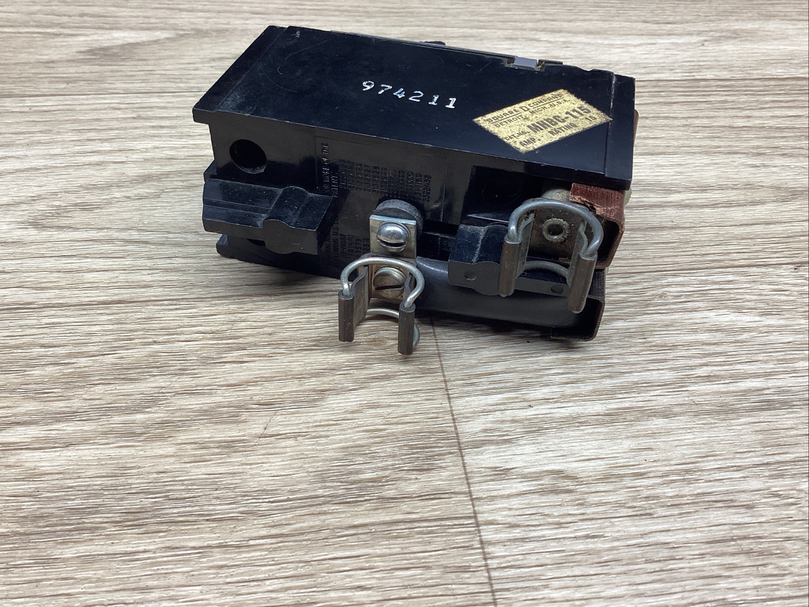 SQUARE D MHBC-115 15AMP 2POLE CIRCUIT BREAKER #822F131*CO