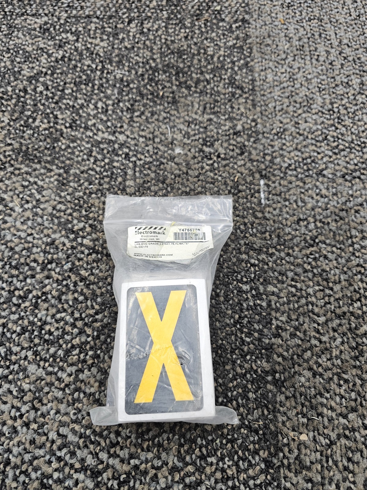 (QTY 100) Electromark 2.875 x 1.75 Yellow on Black Engineer Grade Reflective X