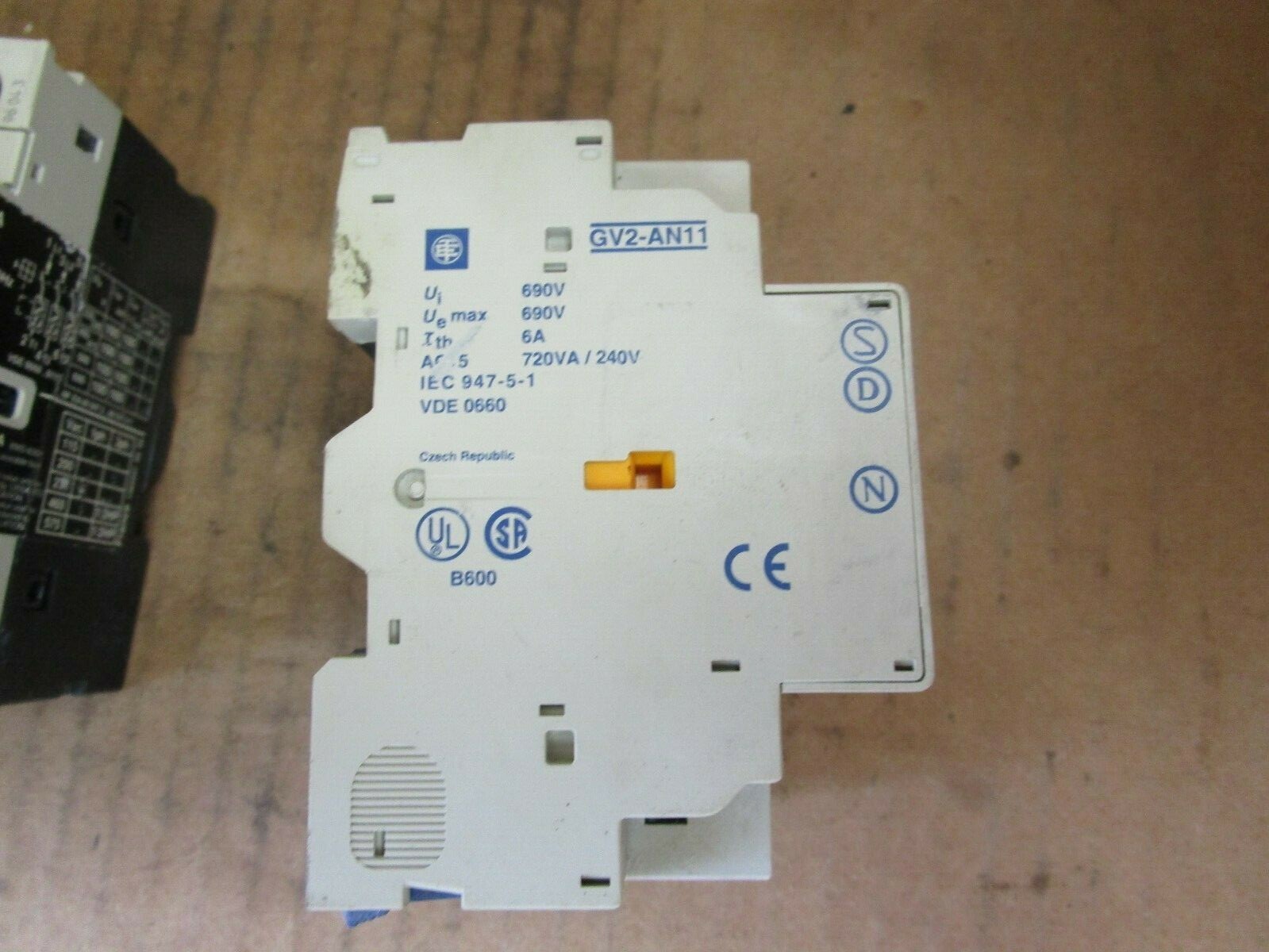 Telemecanique Motor Starter GV2-M05 GV2M05 0.63-1A w. GV2-AN11 Lot of 2 Used