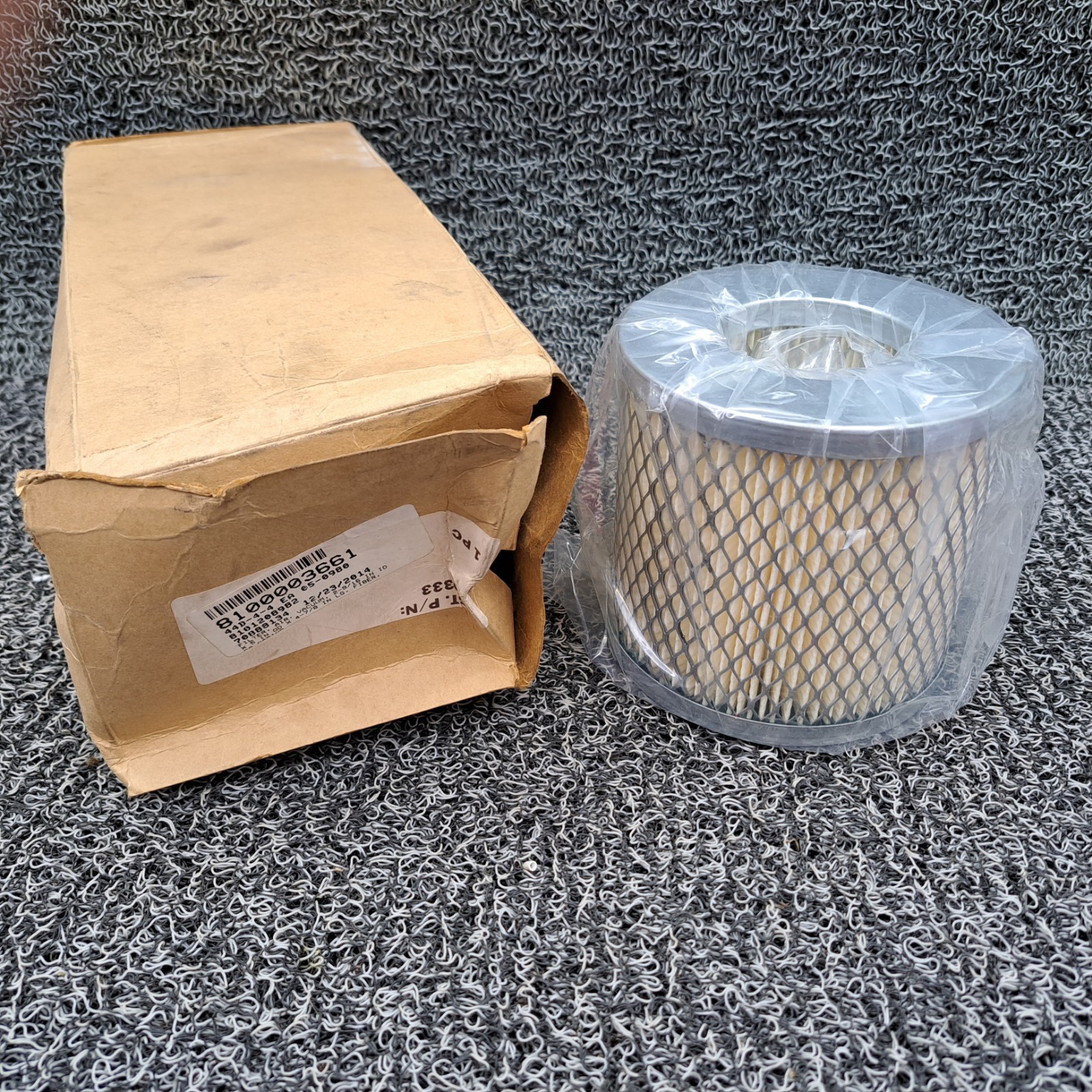 Vacuum Air Filter PN: 810003661 & 44D-4-4. 5″ X 4-7/8″ center bore 2-9/16″ ID