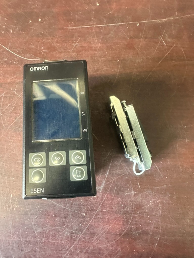 Omron E5EN-R3MT-500-N, Temp. Cont. Never put into service Shipped Priority Mail
