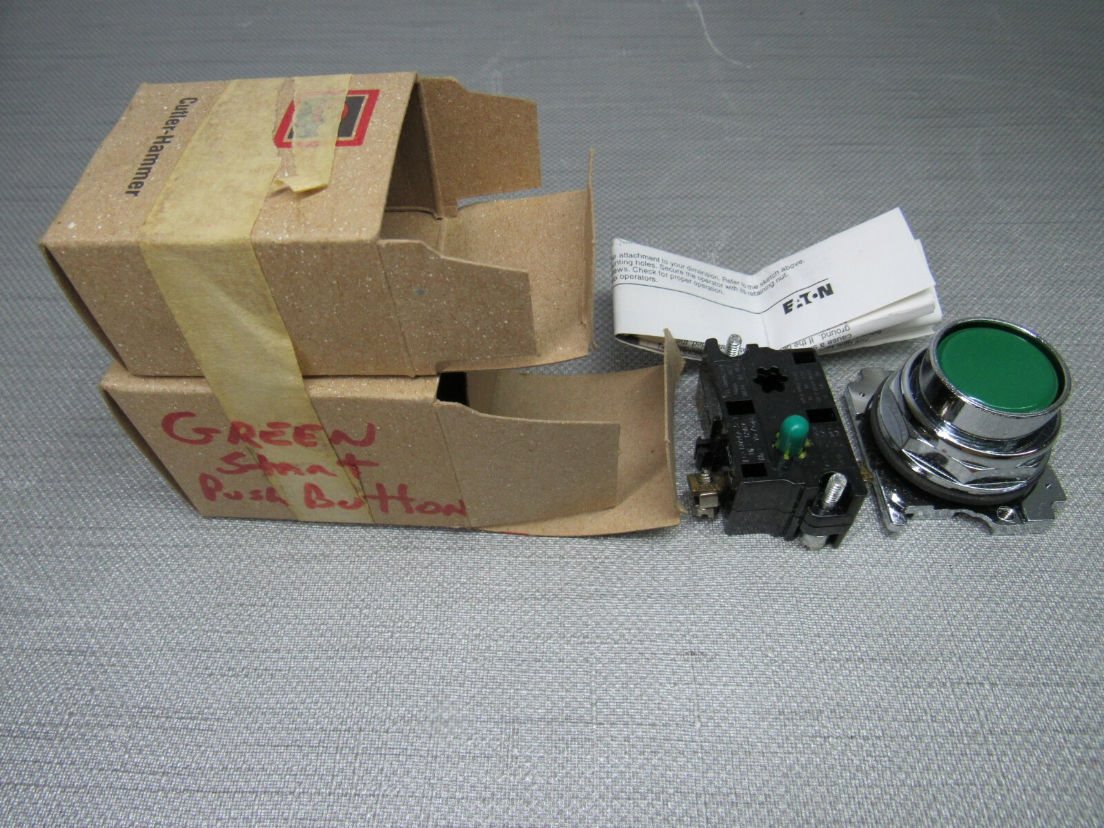 Eaton 10250T103 Ser. A1 Green Pushbutton & 10250T53 Ser.D1 Contact Block