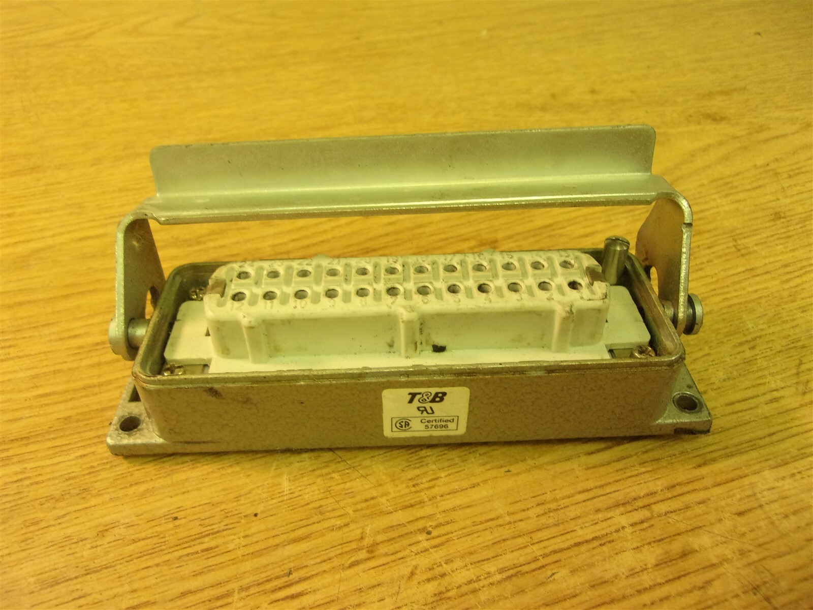 Thomas & Betts 57696 16A 380V 2×4.5″ 24 Pin No Top *FREE SHIPPING*