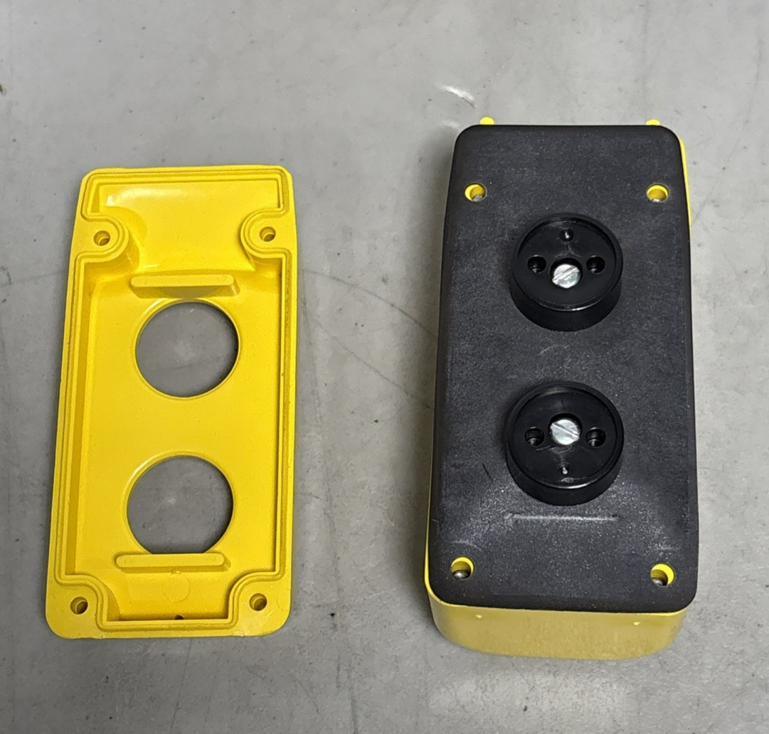 Square D 9001BW90YU Standard Duty Pendant Control Station-Missing Strain-Relief