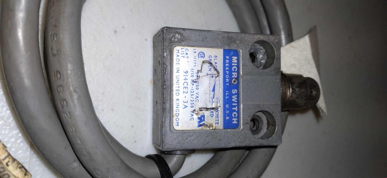 Honeywell Micro Switch 914CE2-3A Enclosed Limit Switch SPDT 5A 250VAC 1/10HP