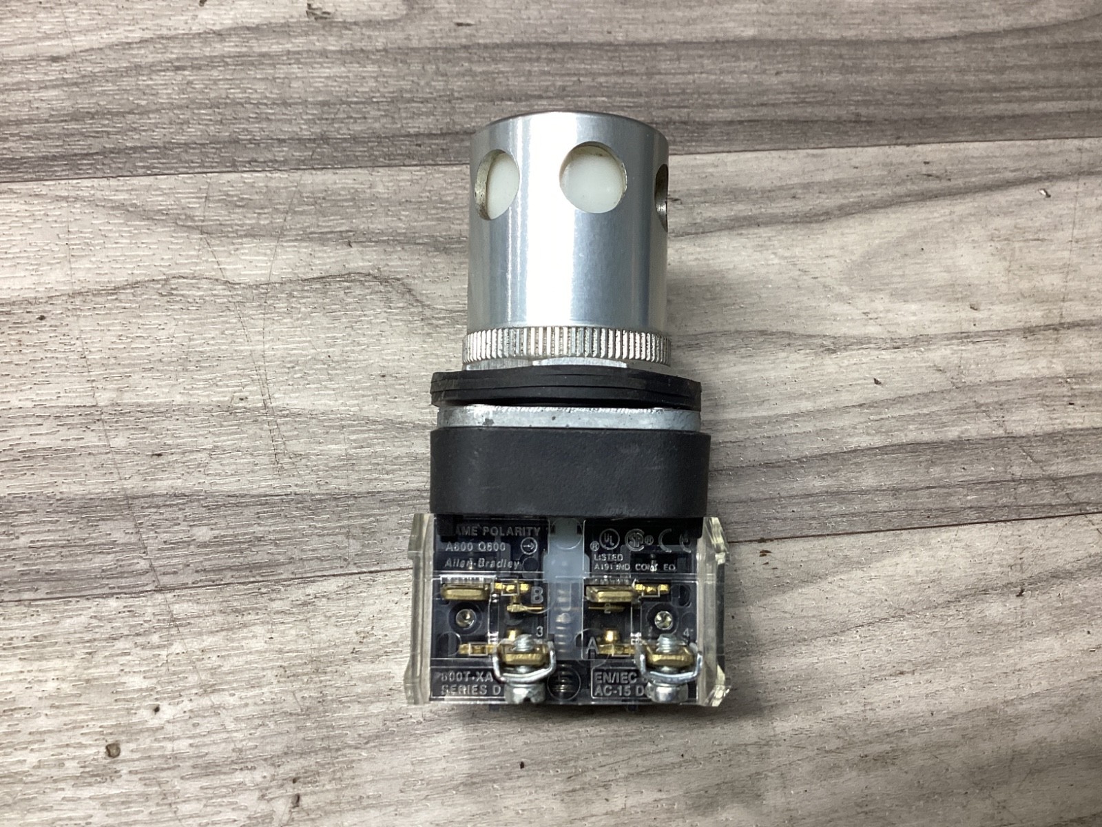 ALLEN BRADLEY WHITE PUSH BUTTON 800T-QAH24W SER T 24VAC/DC #103N136