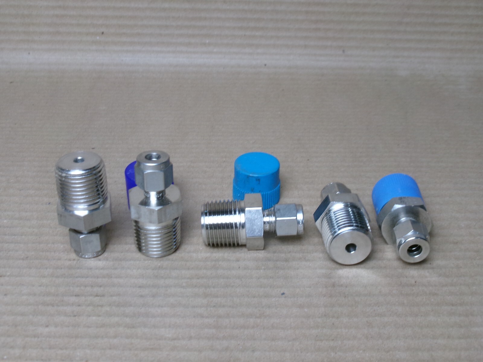 NEW LOT OF 5 1/4″ TUBE OD COMPRESSION FITTED STRAIGHT ADAPTER TO 1/2″ MALE NPT