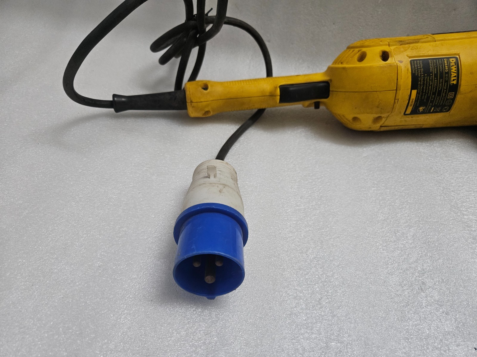 DEWALT DWE493 B101 LARGE ANGLE GRINDER 220-240V 50/60Hz 2200W