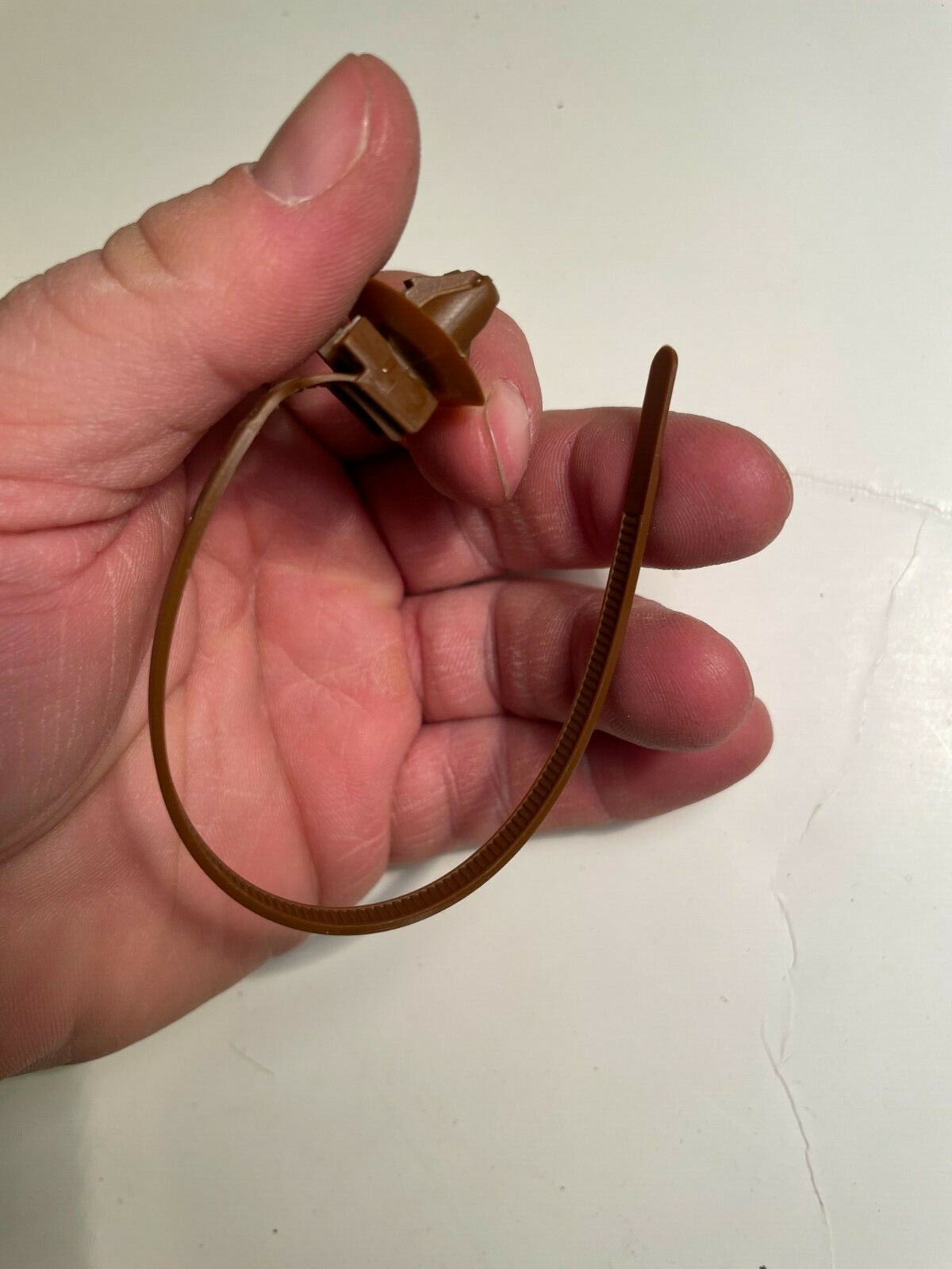 1000 pcs, Avery Dennison Model # 20115-0, Oval Hole Arrow “Slot Ties”, Brown
