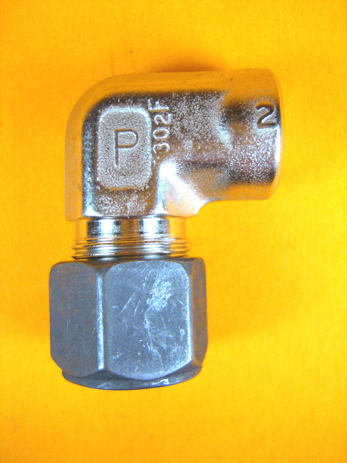 Parker – 8-4 DBZ-SS – SS Female Elbow Fitting, 1/2″x1/4″ (Lot of 3)