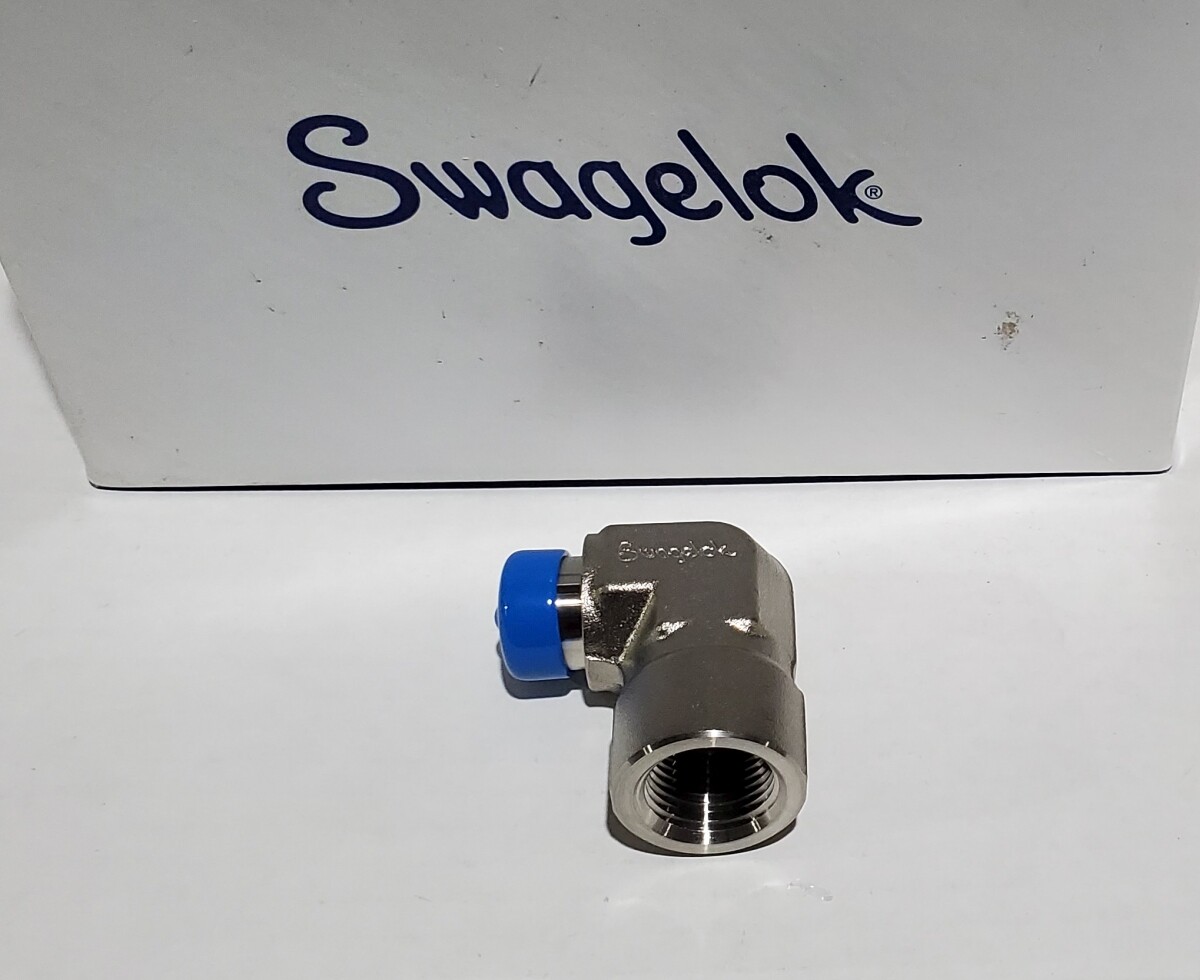 NEW SS-8-TSW-8-8 Swagelok Female Elbow 1/2 IN TUBE SOCKET X 1/2 IN FEMALE NPT
