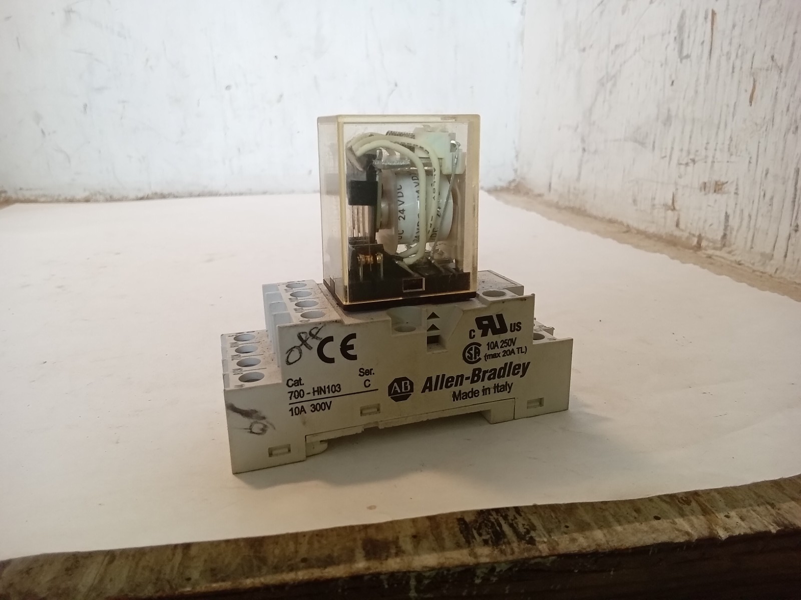 Allen Bradley 700-HN103 Series C Relay Socket with Omron MY4N (Q4A)