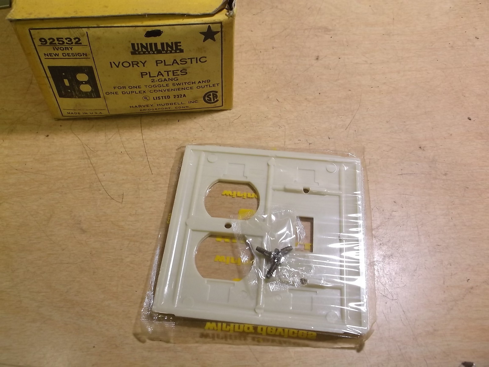 NEW Hubbell Outlet Switch Cover, Ivory 92532 Uniline NOS Art Deco Ribbed Plastic