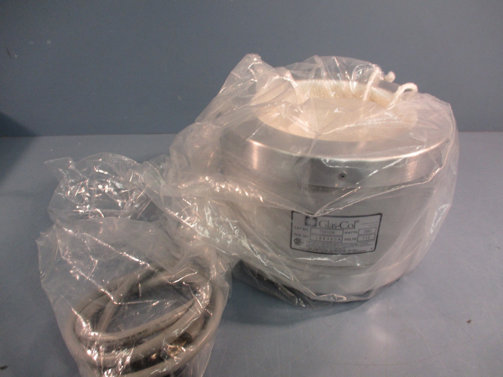 Glas-Col TM108 1 Liter 115 Volts 380 Watt Aluminum Housed Heating Mantle