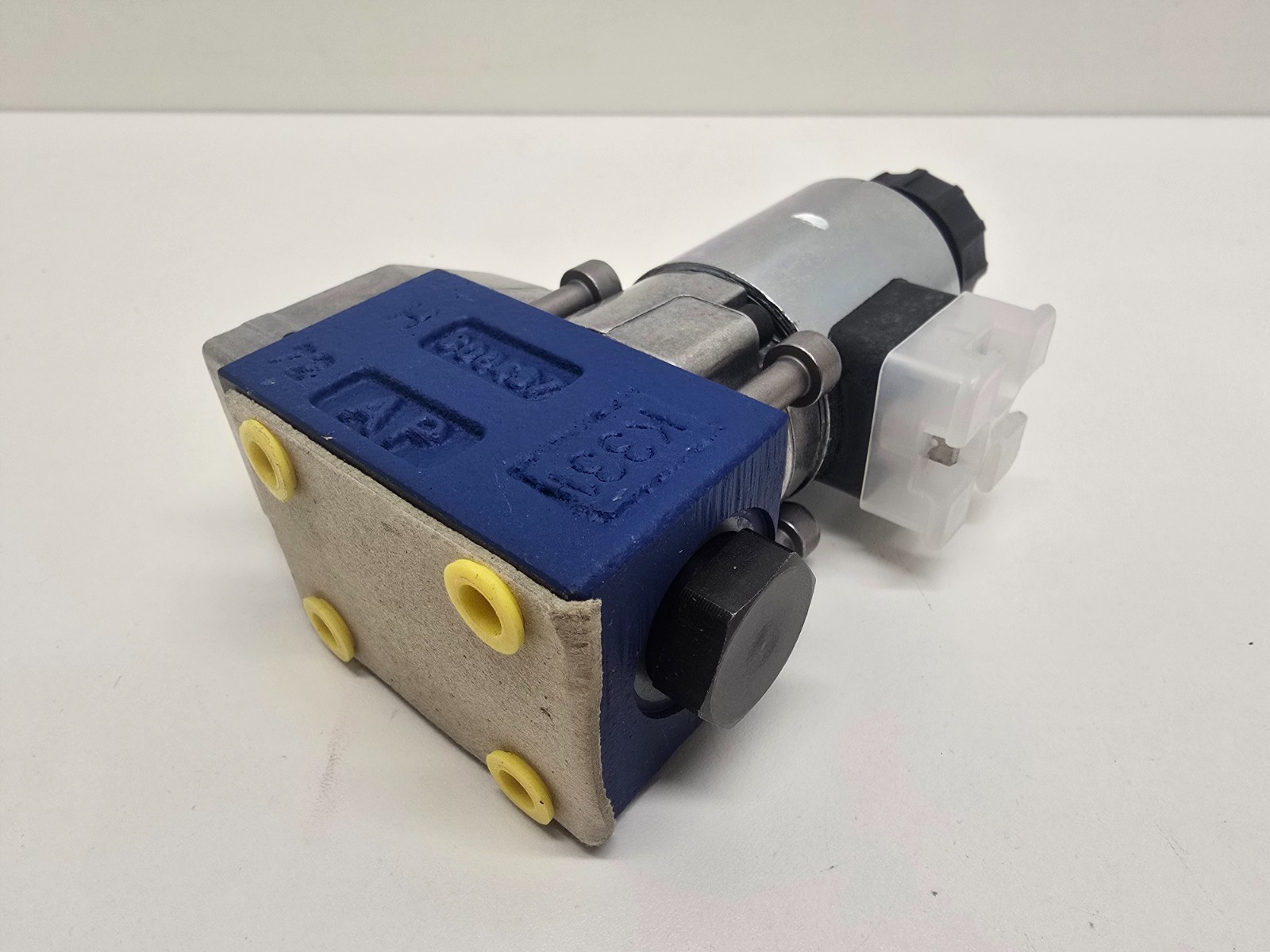 NEW OLD STOCK! REXROTH DIRECTIONAL VALVE M-3SEW-6U37/630MG24N9K4 R900566289