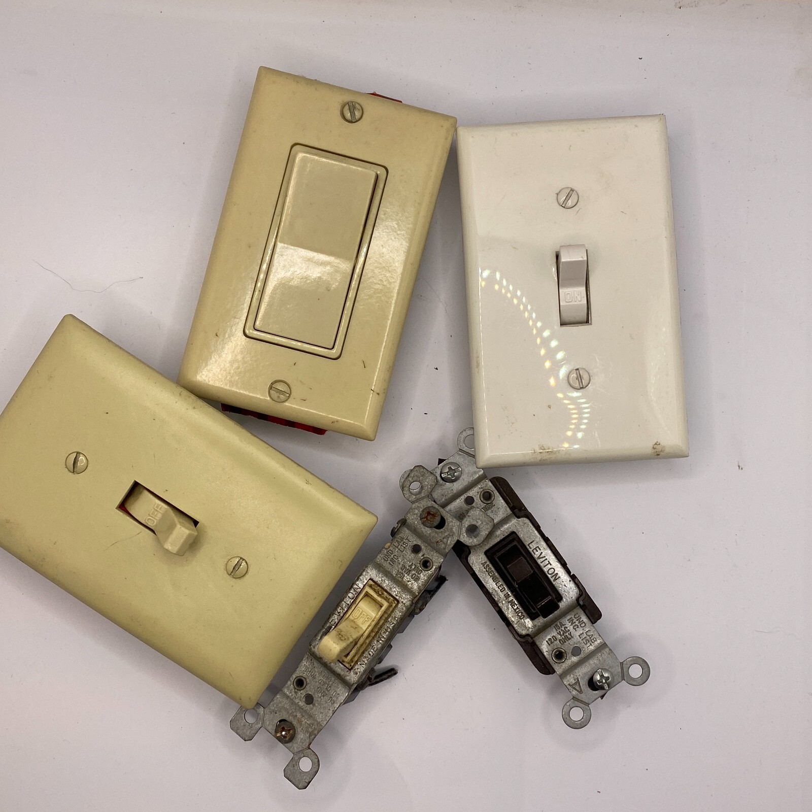 Mixed Leviton(2) Toggle Light Switch 15A-120V,Switch Leviton, Eagle(2)LOT OF 5🔔
