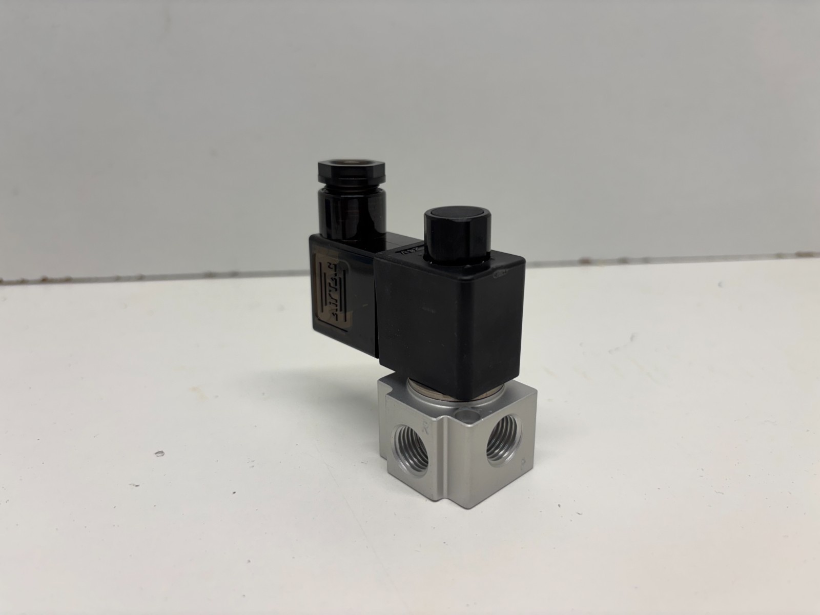 NEW OLD STOCK! AIRTAC DC24V SOLENOID VALVE 3V208NCB