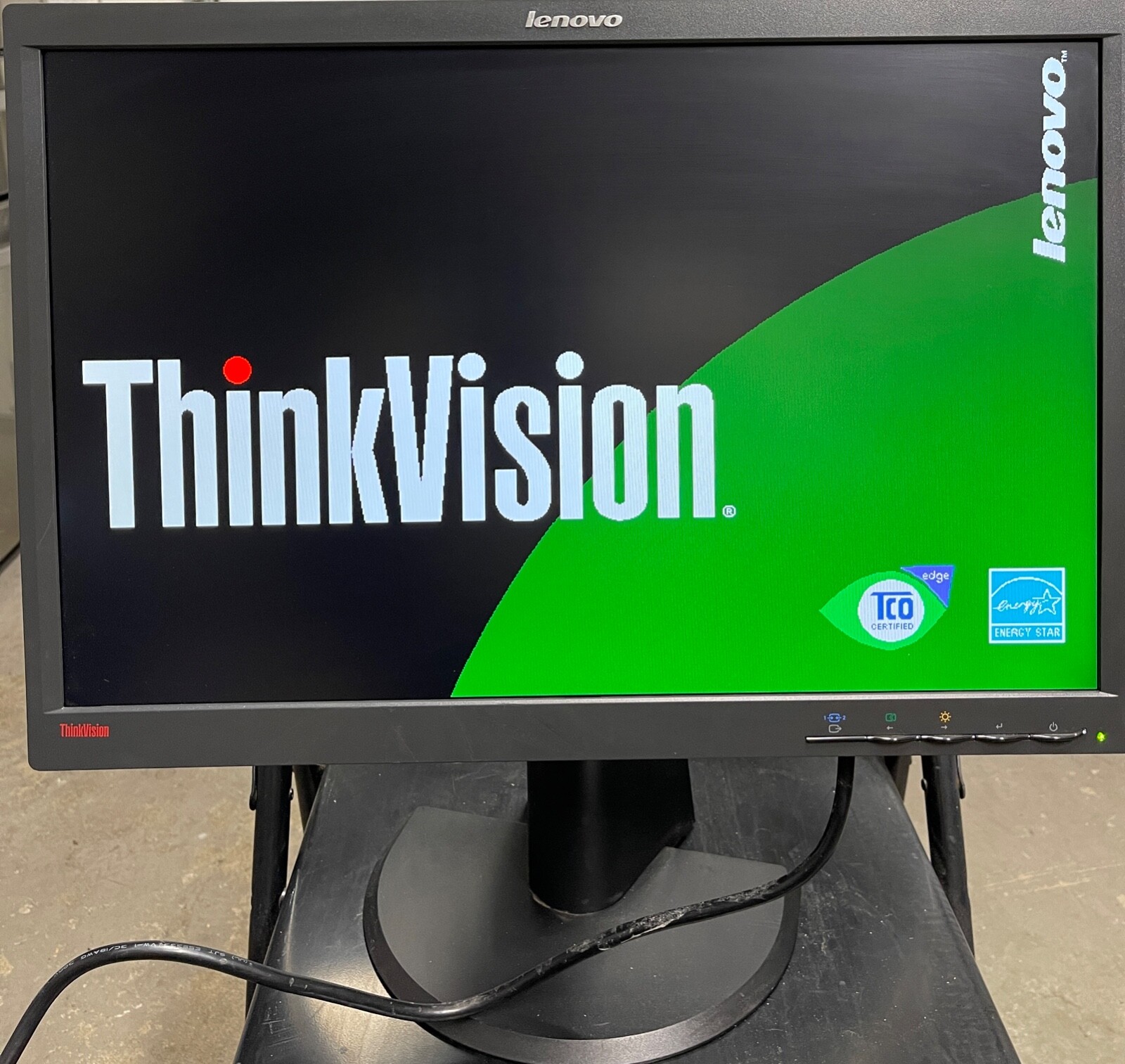 Lenovo ThinkVision LT2252p 22″ LCD Widescreen Monitor with Stand