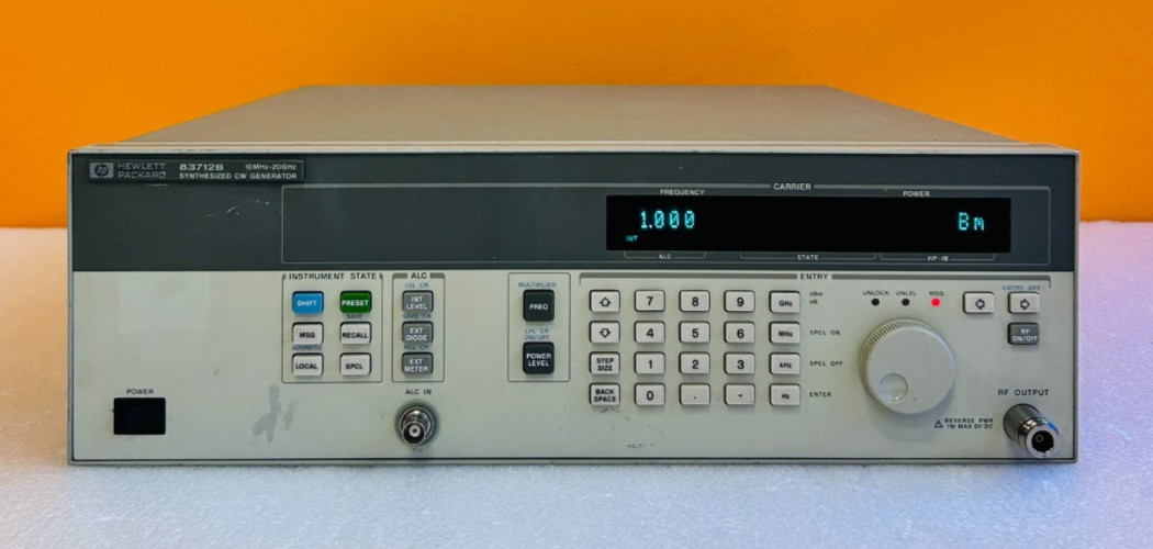 HP Agilent 83712B-1E5 10 MHz-20 GHz, 1 kHz, CW Generator***For Parts / Repair***