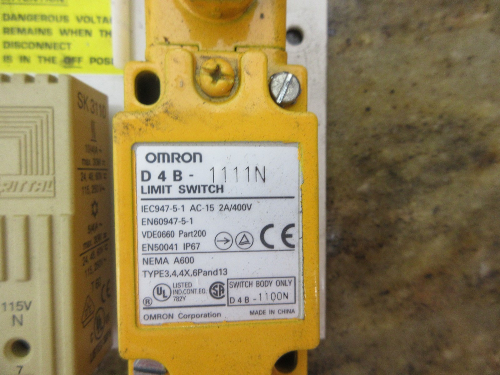 OKUMA ES-V4020 CNC VERTICAL MILL OMRON D4B-1111N RITTAL TEMPERATURE CONTROL