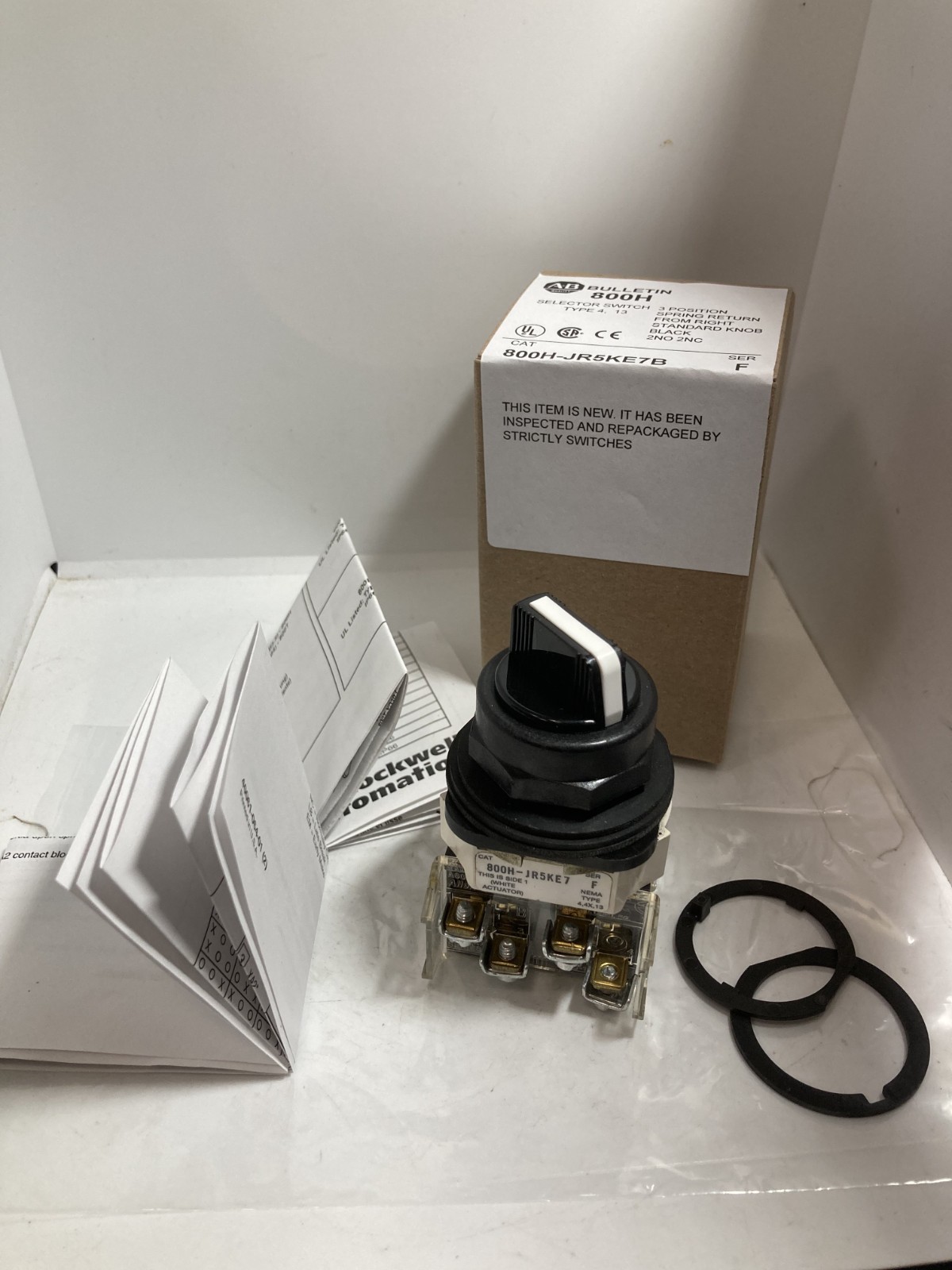 ALLEN BRADLEY 800H-JR5KE7B SELECTOR SWITCH 3 POS SP RET RIGHT 2NO/2NC SER F NIB