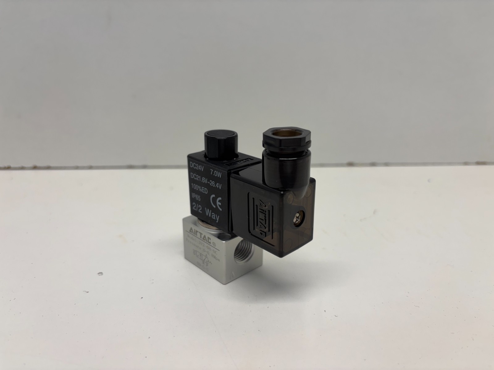 NEW OLD STOCK! AIRTAC DC24V SOLENOID VALVE 3V208NCB