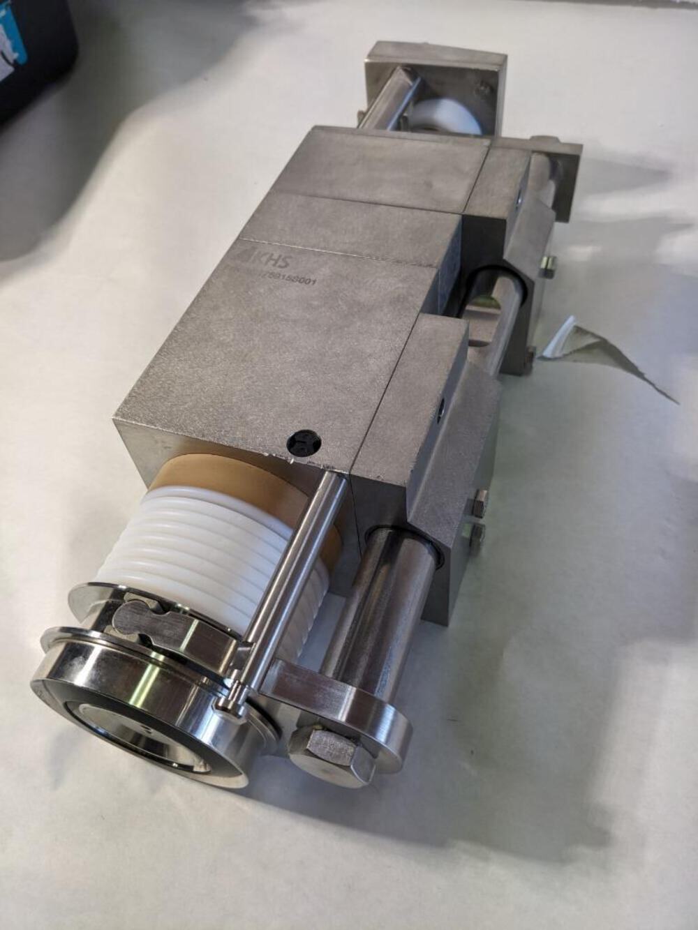 KHS PNEUMATIC CYLINDER 65175533S001 W/ APACHE 3800 CASE 8.39 X 5.6 X 3.25″ R35