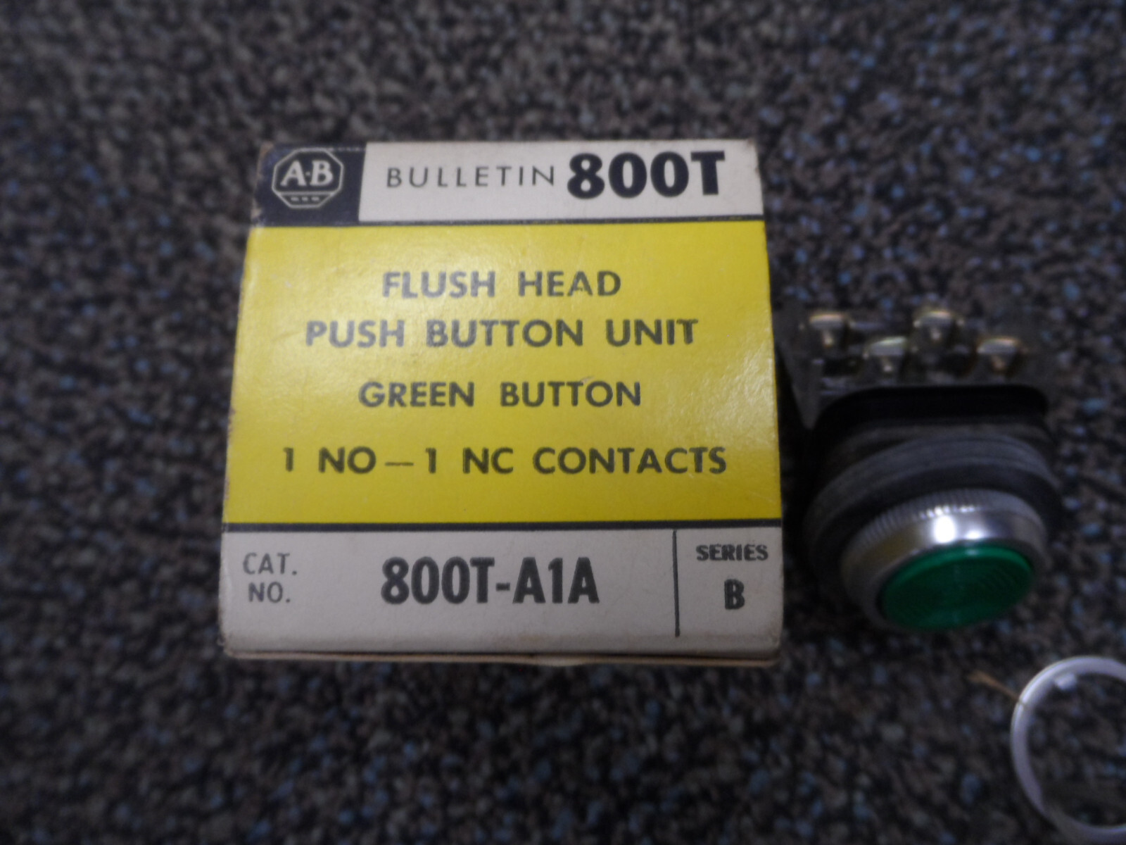NEW WITH BOX! ALLEN-BRADLEY SER.T GREEN FLUSH MOMENTARY PUSH BUTTON 800T-A1A