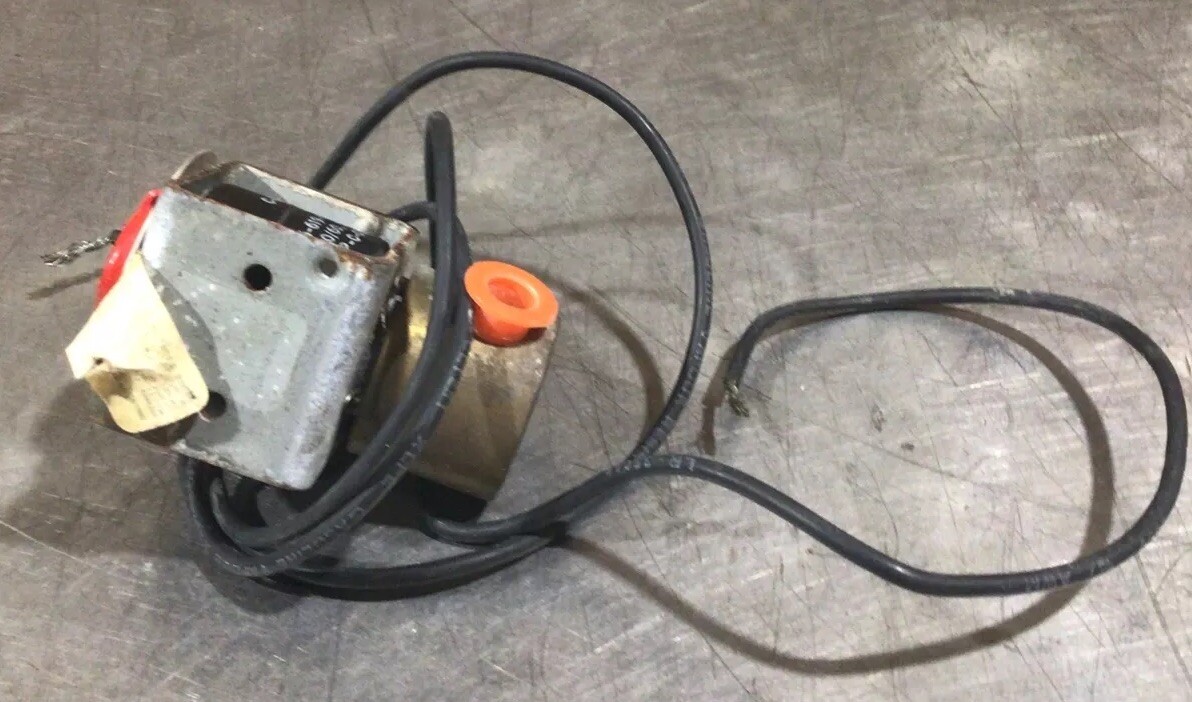 ASCO Red Hat Solenoid and Air Operated Valve P 8262C2 120/60 1/8 2NC 07086S K3