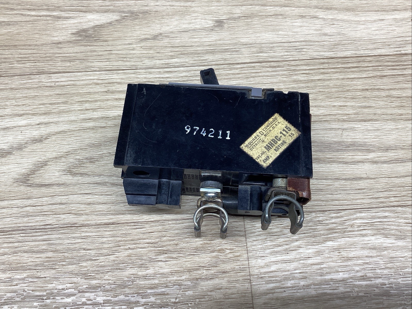 SQUARE D MHBC-115 15AMP 2POLE CIRCUIT BREAKER #822F131*CO