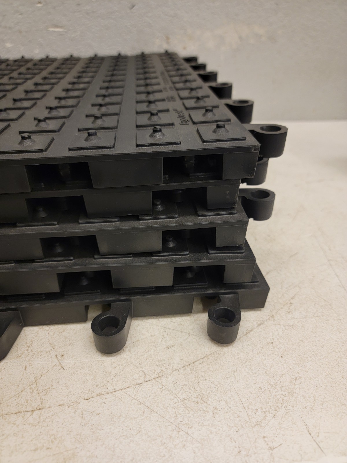 552.78x18x18BK-CS5, ErgoDeck w/Integrated NoSlip Cleats Solid Case Black,7/8″👁