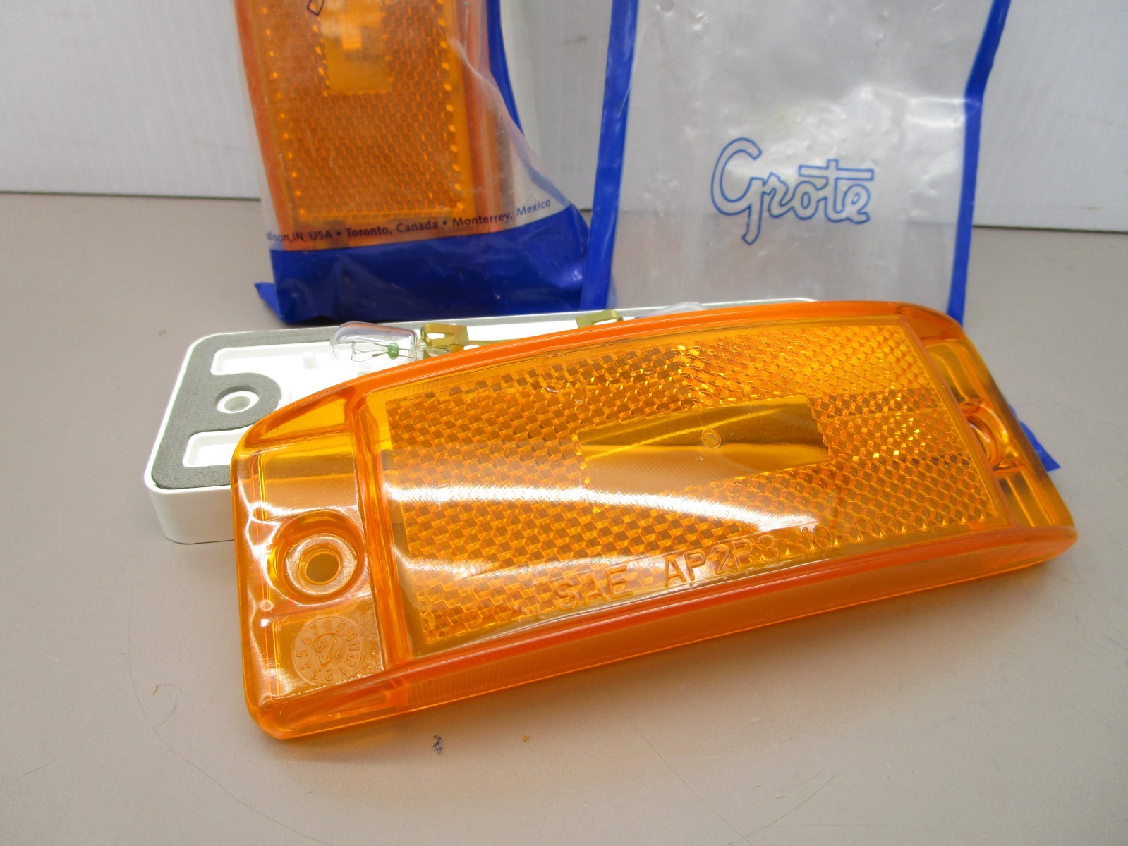 x2 Grote 46863 Clearance Lamp Amber 6″ x2″ 9217 Lens