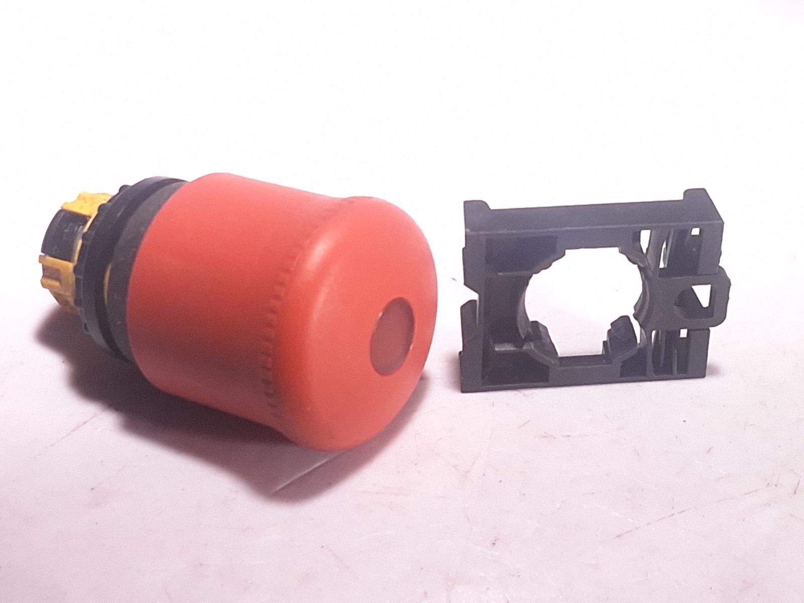 EATON M22-PVL ILLUMINATED EMERGENCY STOP PUSH BUTTON