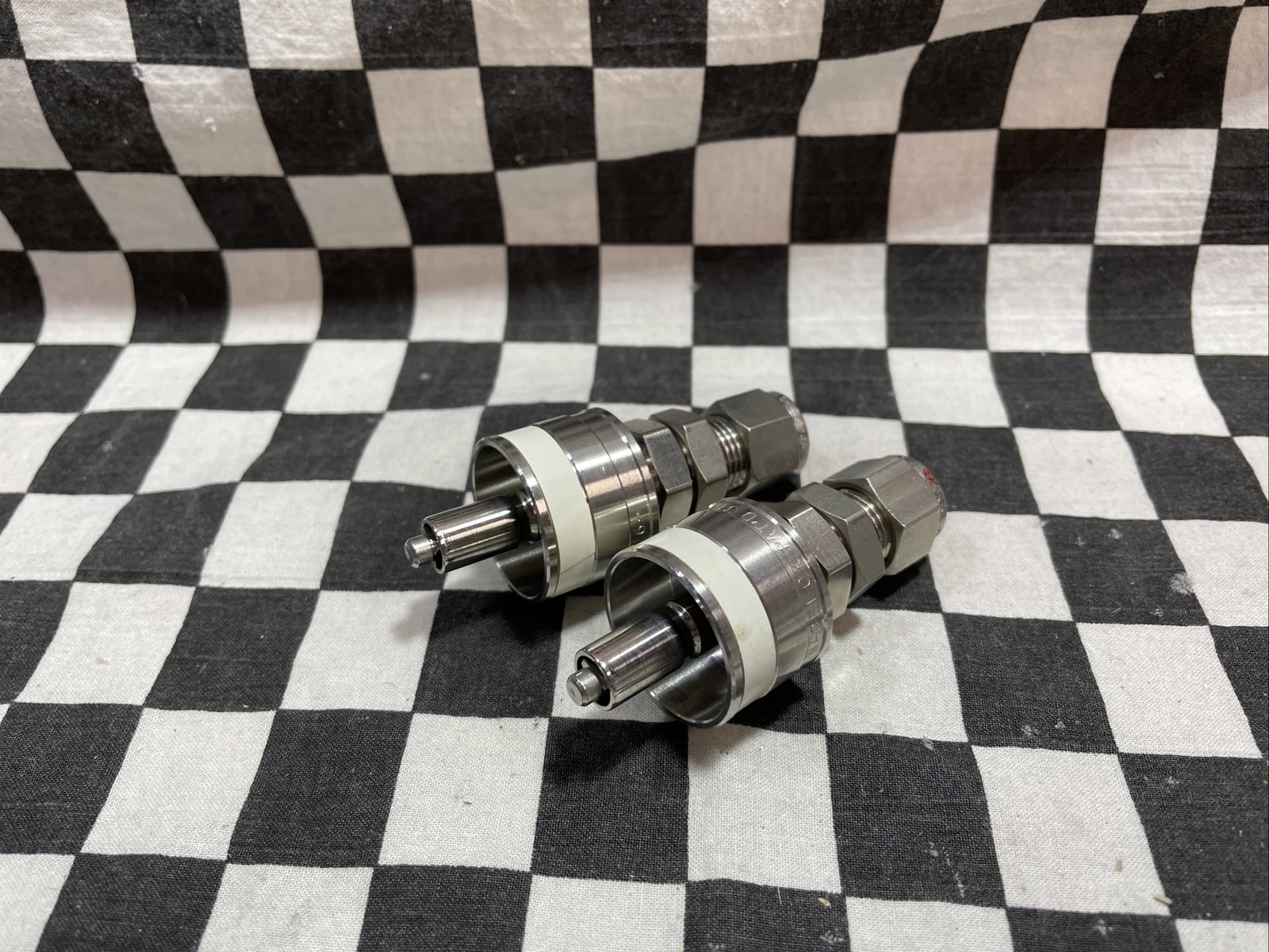 Swagelok Bulkhead Quick Connect 3/8″ VALVE, SS-QC6-D1-600K6, LOT OF 2, #1549D2