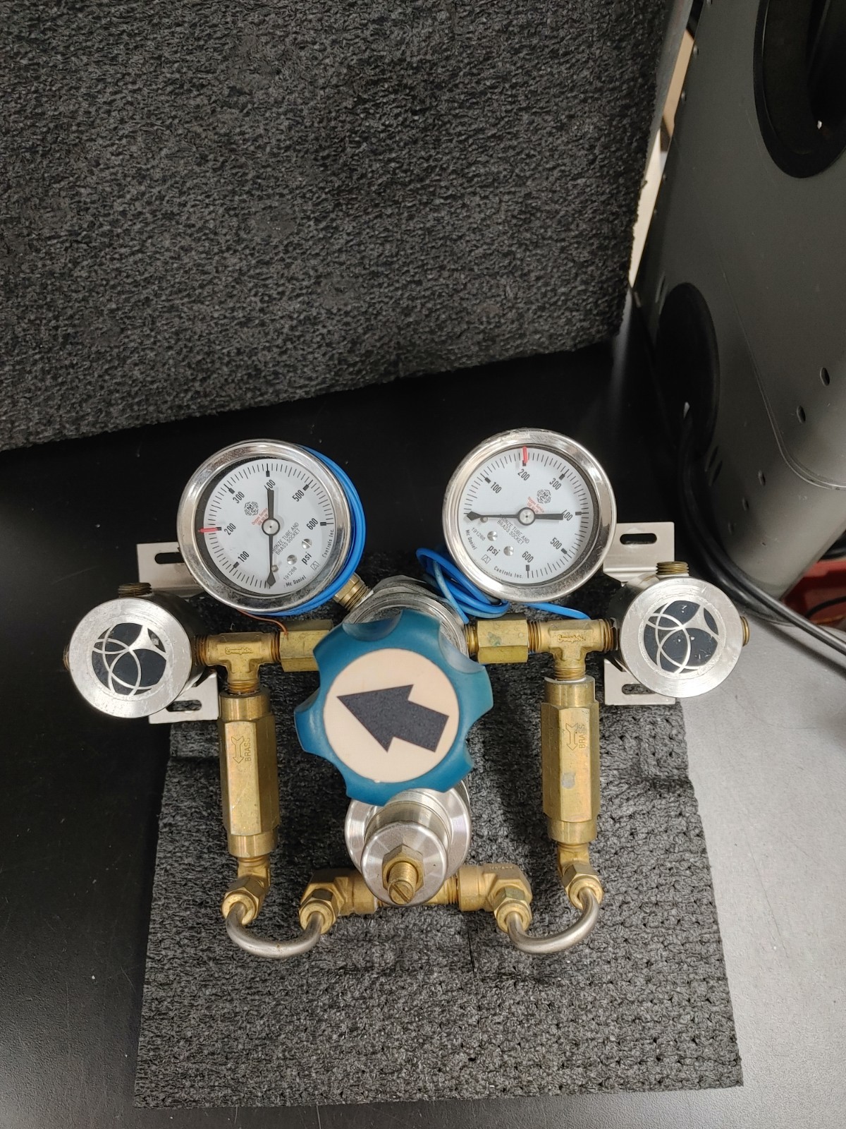 MATHESON High Purity Regulator with MATHESON Type 201 Switch X2 Pressure Gauges