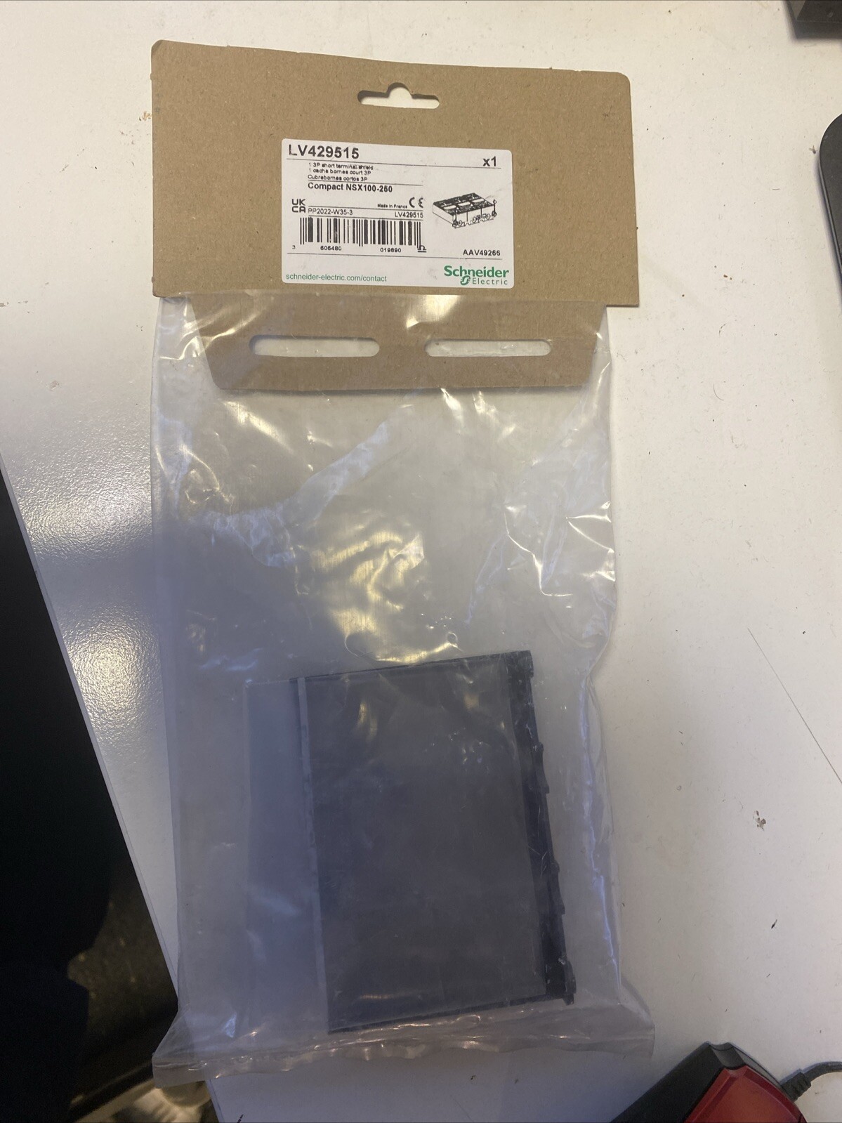 Schneider Short Connection Umbrella LV429515 – 3-Pole, Plug-In, IP40 Brand New