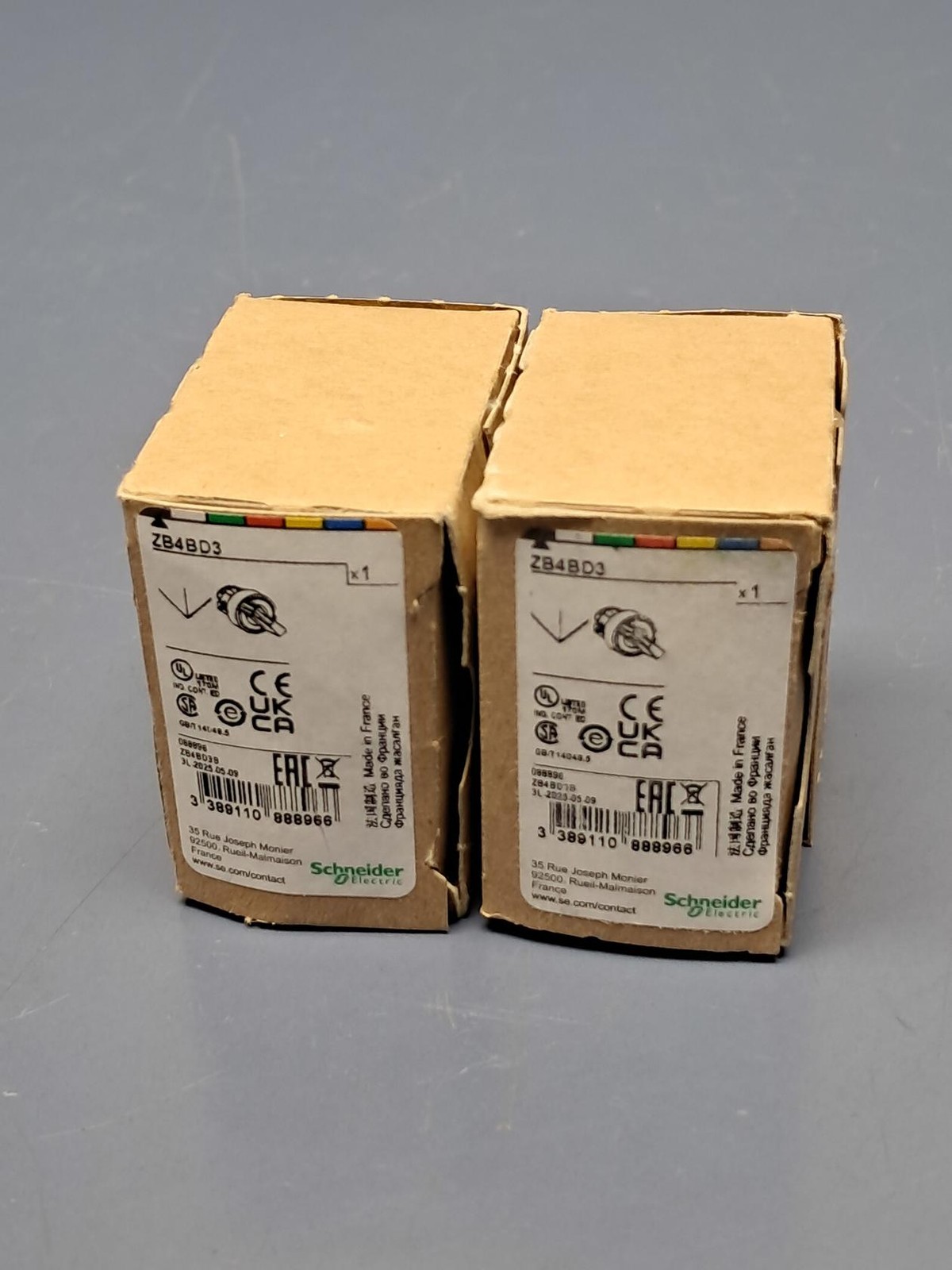 Lot of 2 Schneider Electric – ZB4BD3 – 22mm Push Button – 3 Position – Black