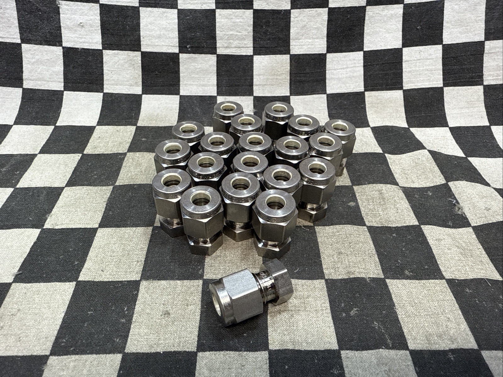 SWAGELOK SS-400-C, SS400C, CAP 1/4″, LOT OF 20, SHIPSAMEDAY#126R7