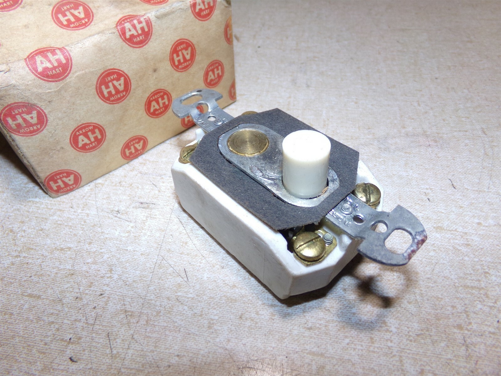 NEW Arrow Hart 83825-1B Momentary Push Button Switch 1610 *FREE SHIPPING*