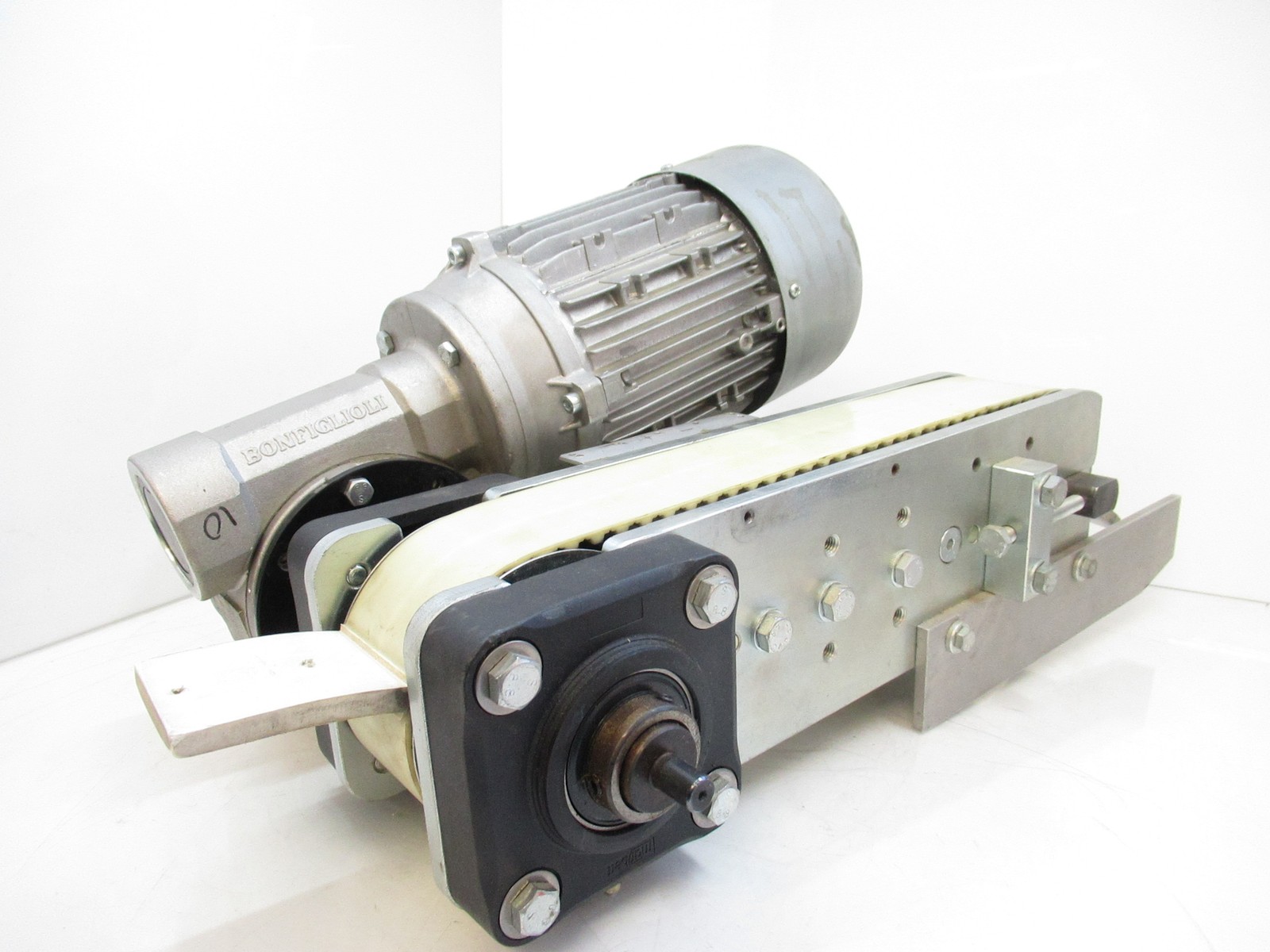 Cleated 16″ Conveyor W/ CSM H71A4 Gearmotor, 1380RPM