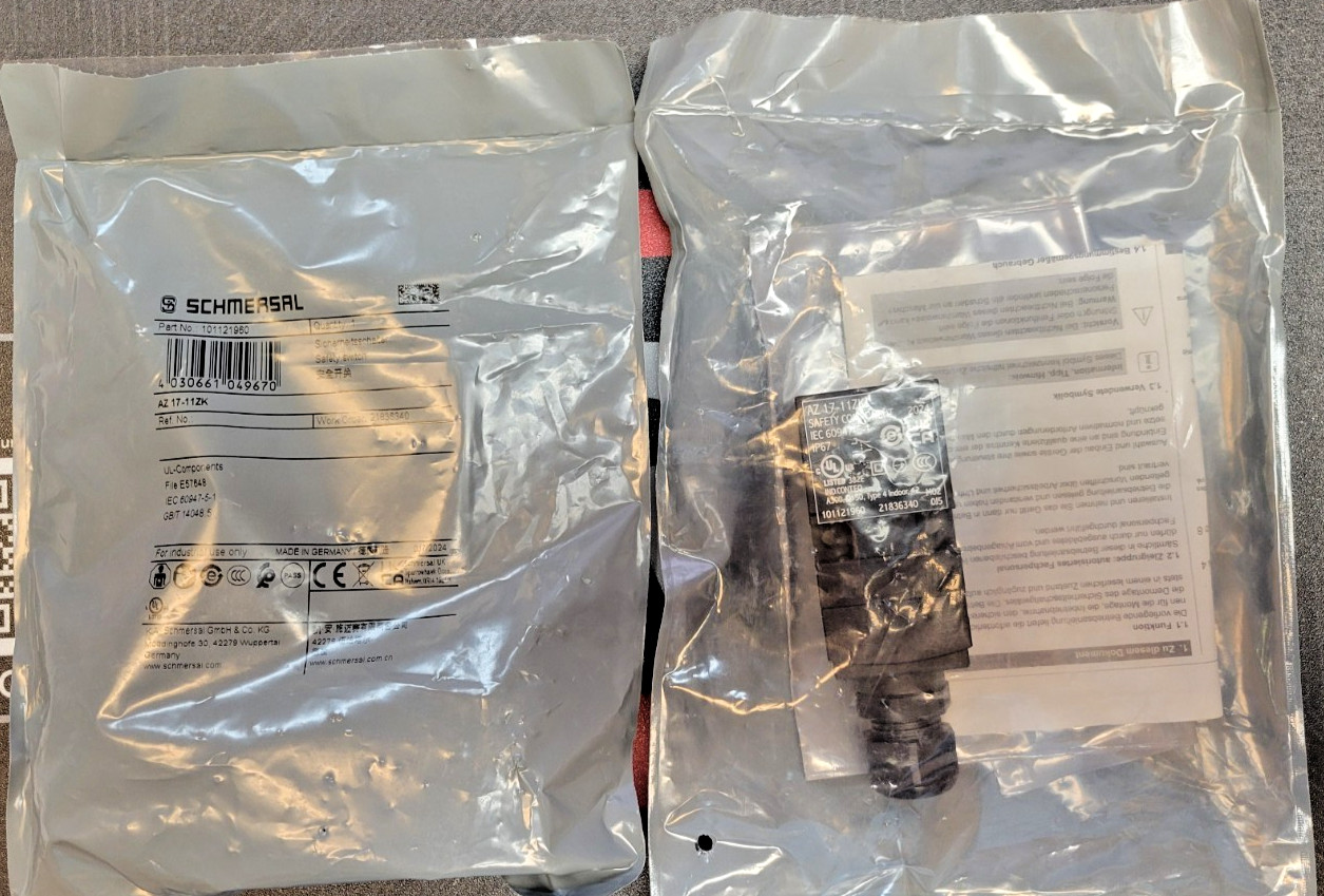 NEW in Bag, SCHMERSAL AZ 17-11ZK SAFETY INTERLOCK SWITCH 101121960