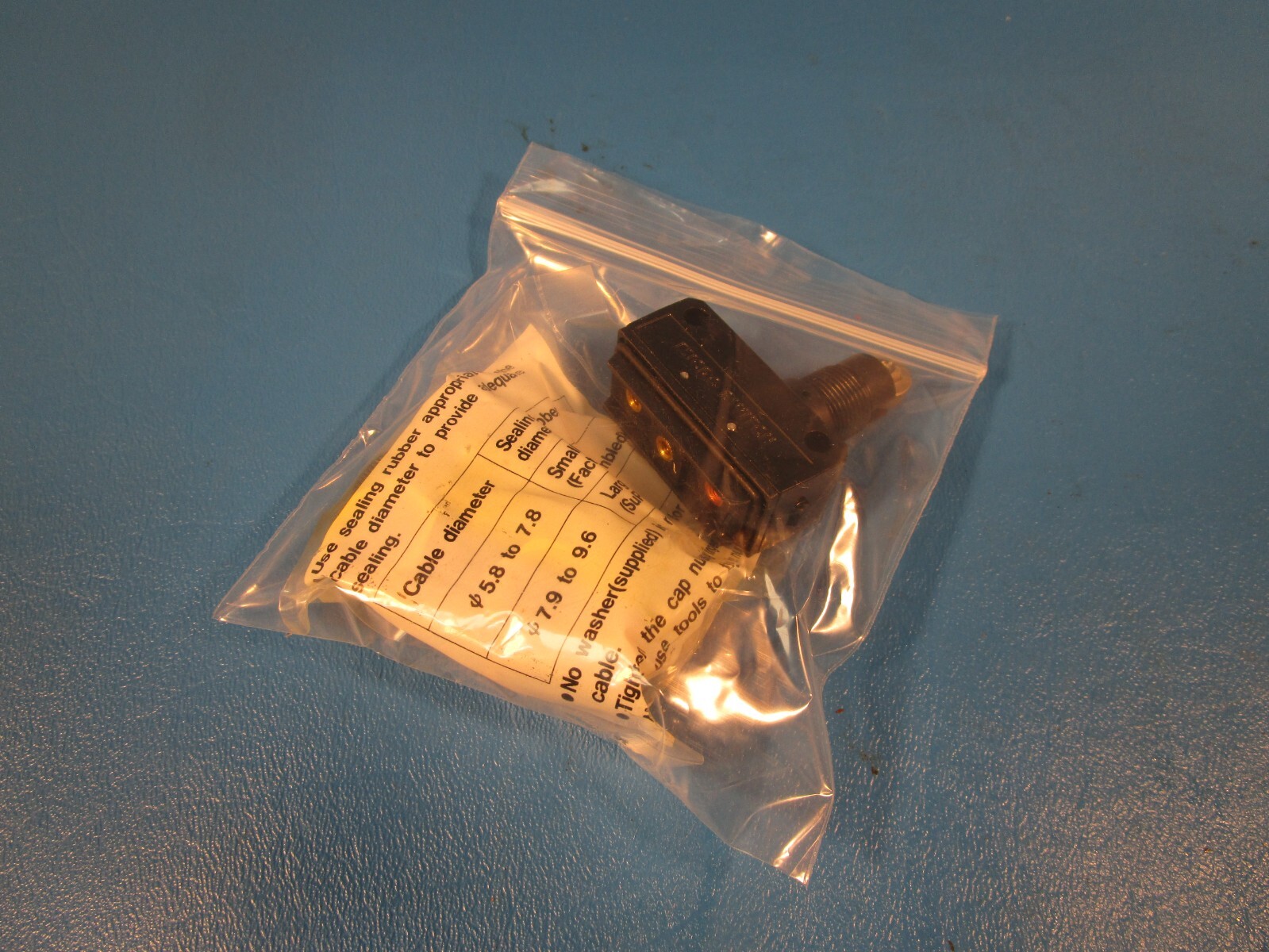 Yamatake Sl1-Ak2 Micro Limit Switch, YAMATAKE 9932P with Base (Honeywell)