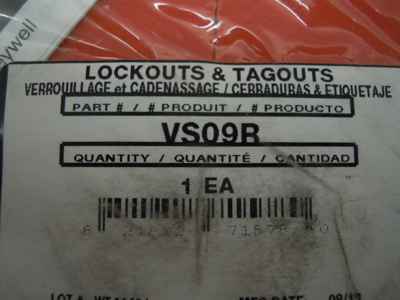 NORTH BY HONEYWELL VS09R VALVE LOCKOUT RED, FITS VALVE HANDLE SIZES 6 1/2″ – 10″
