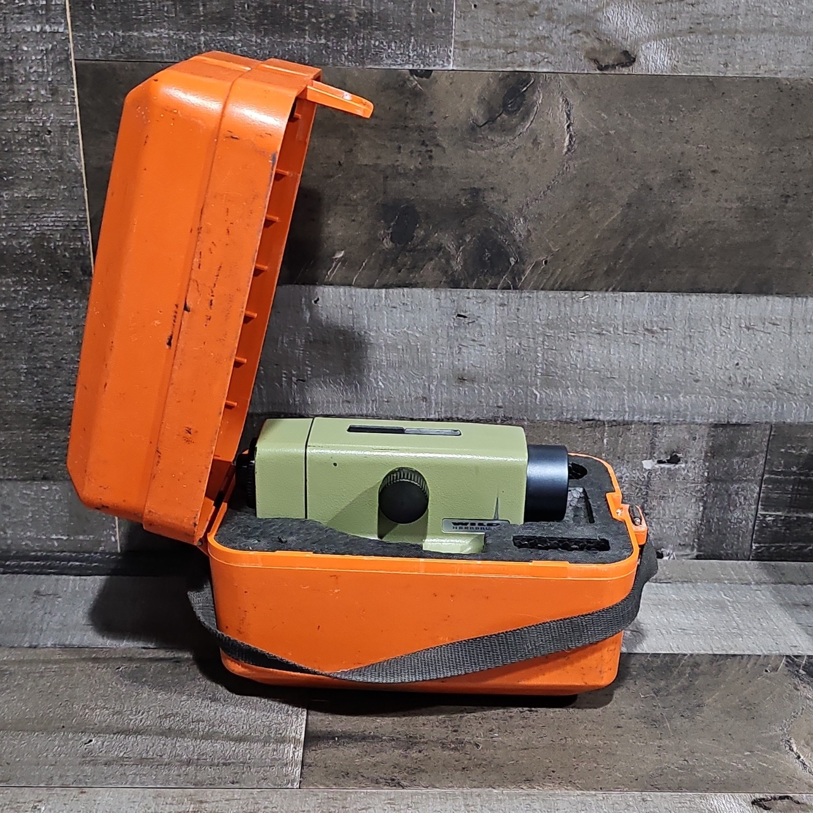 Wild Heerbrugg NA1 automatic level in working condition.