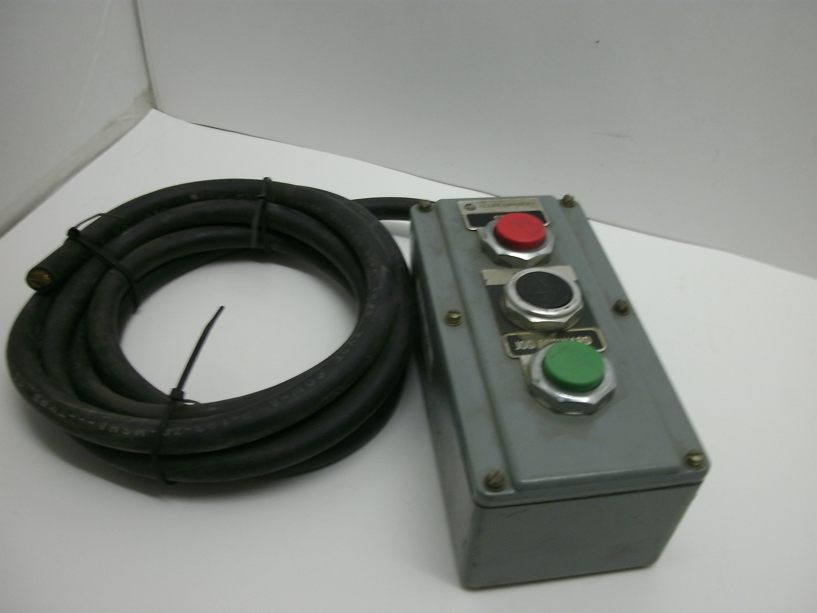 ALLEN BRADLEY 3 BUTTON CONTROL STATION W/3 PUSH BUTTON MOMENTERY SWITCHES